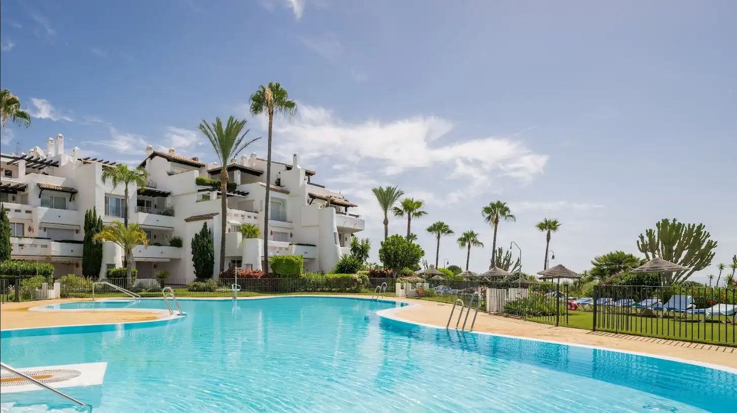 Vista exterior de Planta baixa en venda en Estepona amb Aire condicionat, Calefacció i Jardí privat