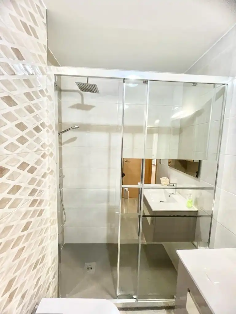Baño de Piso de alquiler en Granada con Aire acondicionado, Calefacción y Amueblado