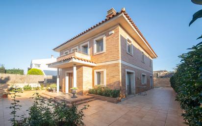 Vista exterior de Casa o xalet en venda en Vilafranca del Penedès amb Aire condicionat, Calefacció i Jardí privat