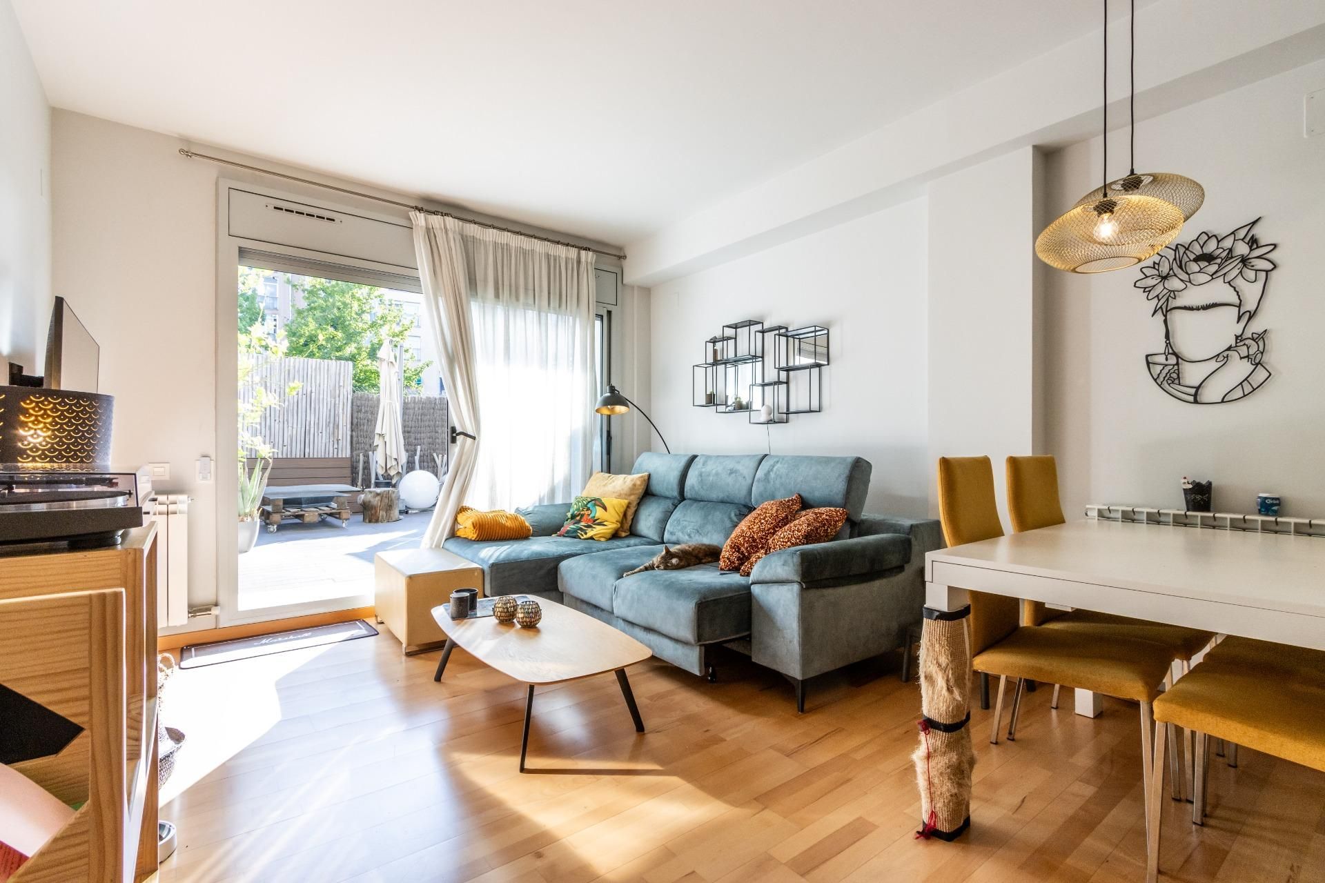 Living room of Planta baja for sale in Terrassa  with Air Conditioner, Heating and Parquet flooring