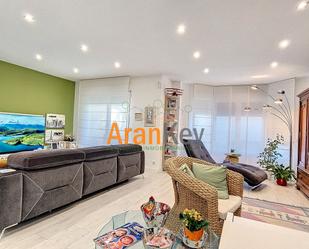 Sala d'estar de Casa adosada en venda en Aranjuez amb Aire condicionat, Terrassa i Piscina