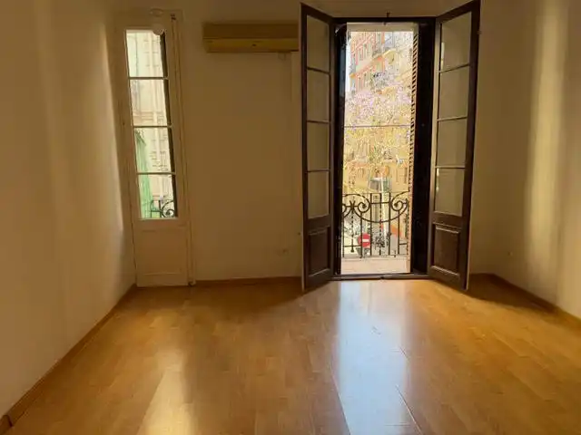 Habitación de Piso en venta en Barcelona con Parquet, Horno y Balcón