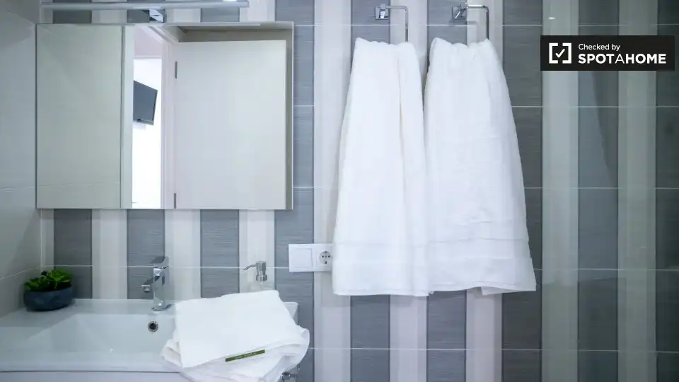 Bathroom of Flat for rent in Valencia  with Air Conditioner, Heating and Furnished