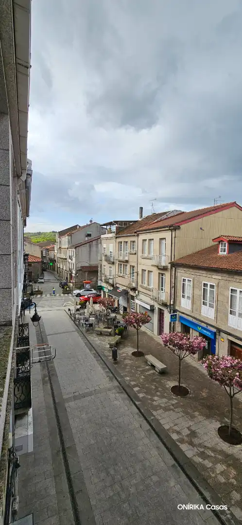 Vista exterior de Edificio en venta en Chantada