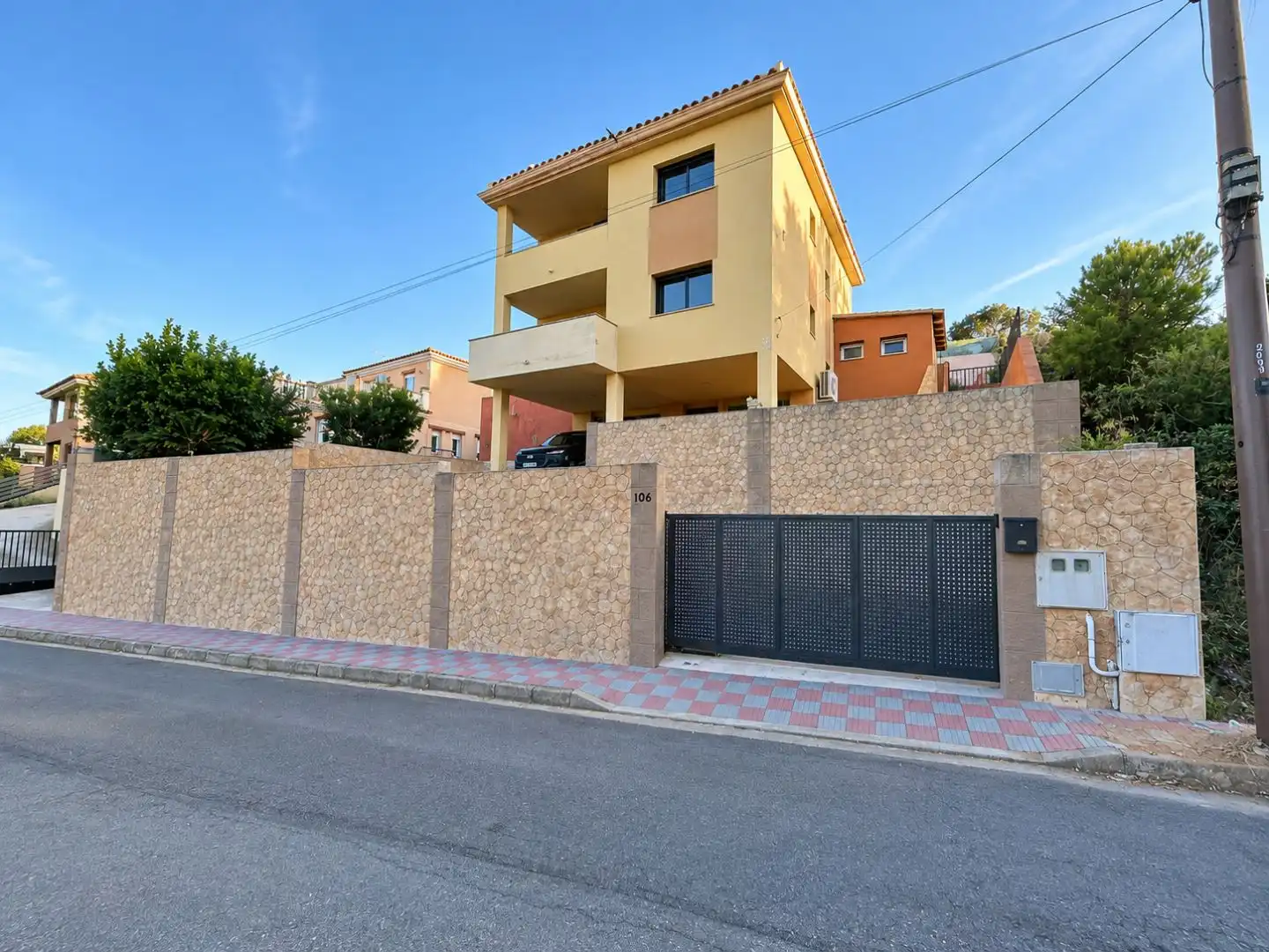 Vista exterior de Casa o xalet en venda en Riudecanyes amb Aire condicionat, Terrassa i Piscina