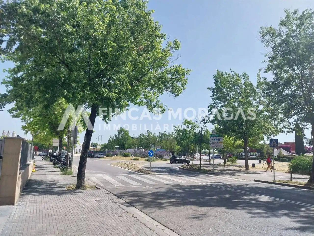 Vista exterior de Garatge en venda en Sant Cugat del Vallès amb Alarma