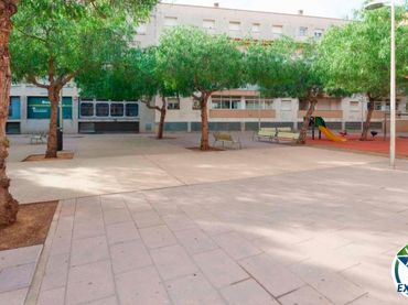 Locale commerciale in vendita a Calle Puig Rom 106