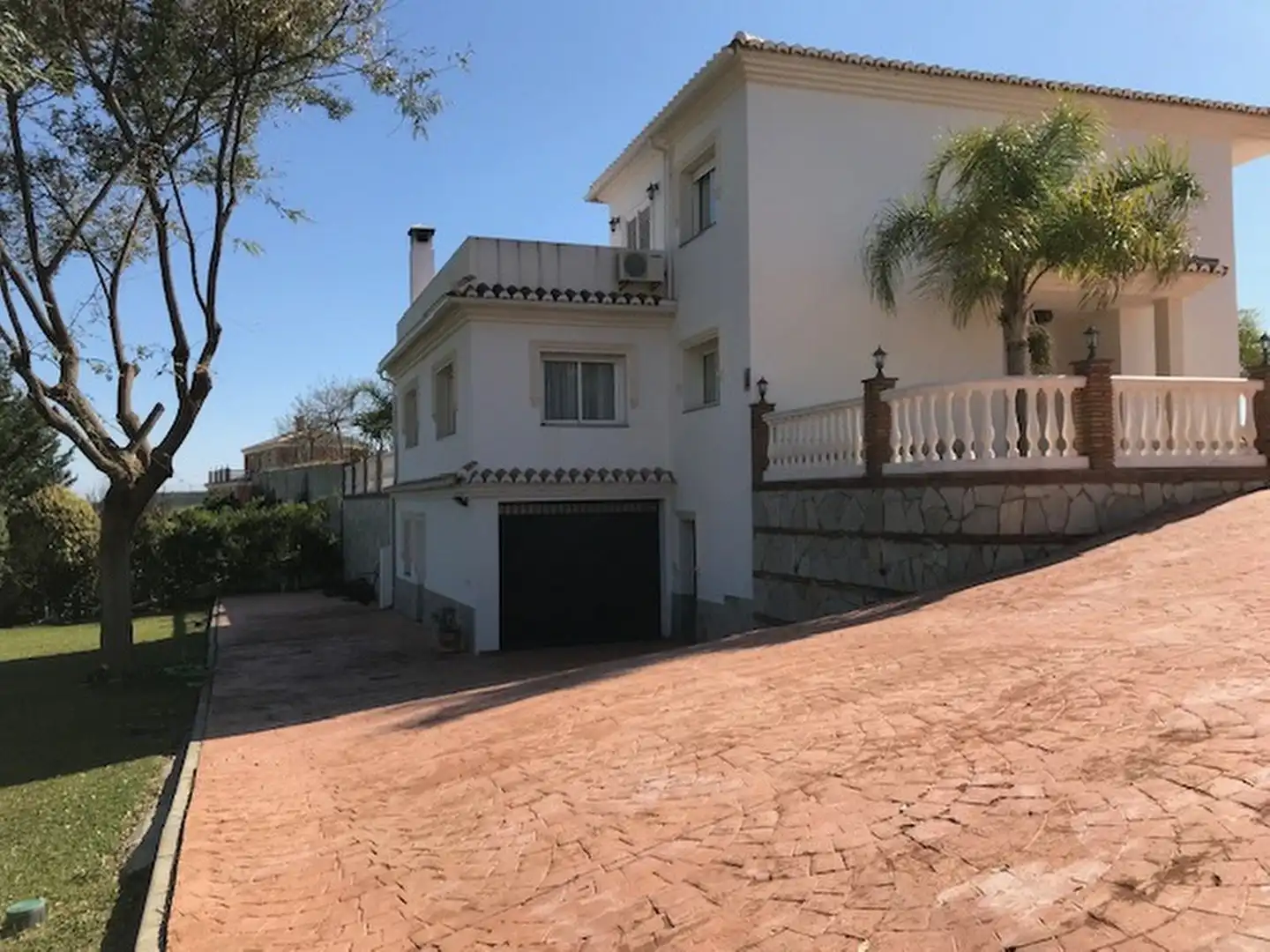 Außenansicht von Einfamilien-Reihenhaus zum Verkauf in Mijas mit Klimaanlage, Terrasse und Abstellraum