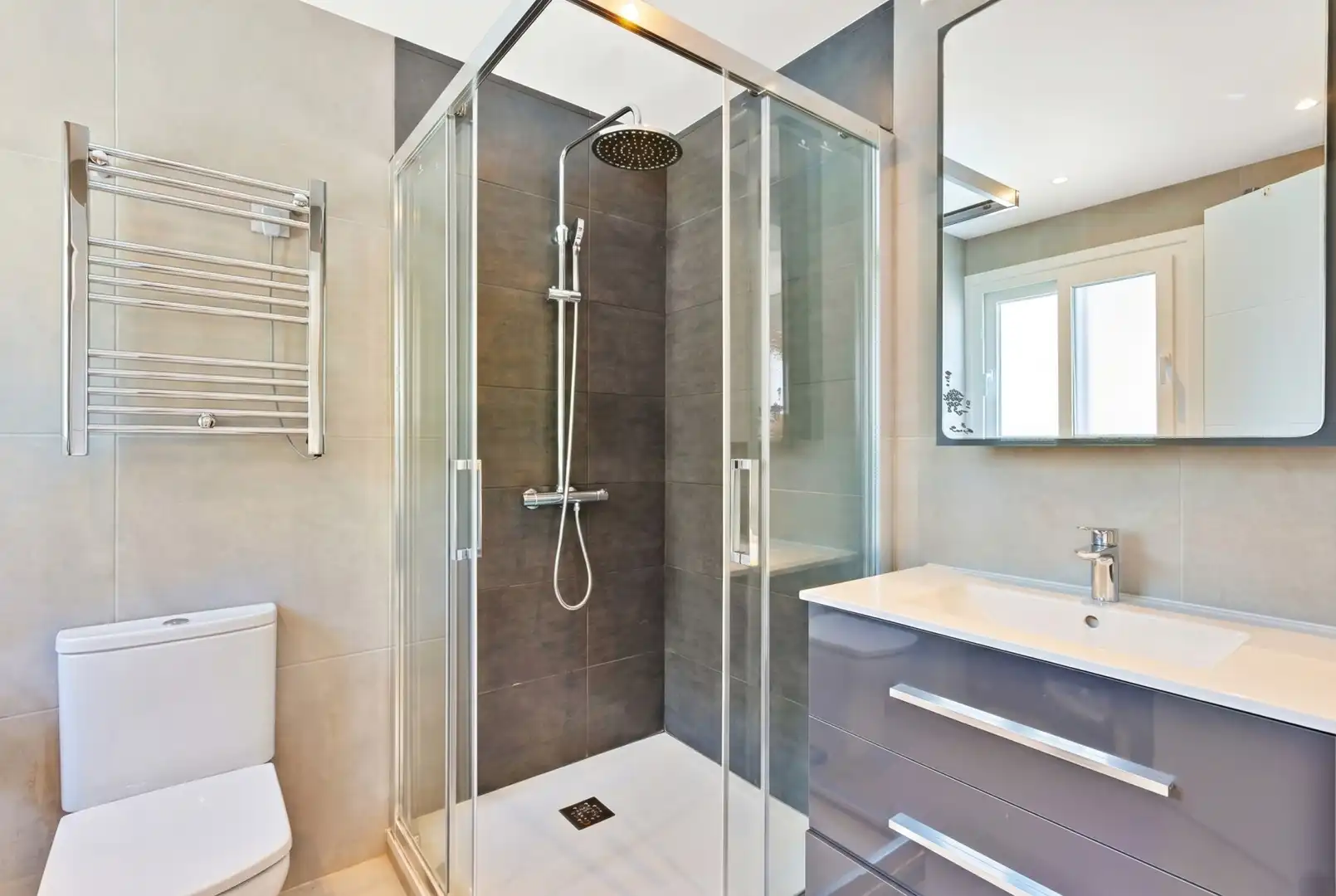Baño de Ático en venta en Benahavís con Aire acondicionado, Terraza y Piscina