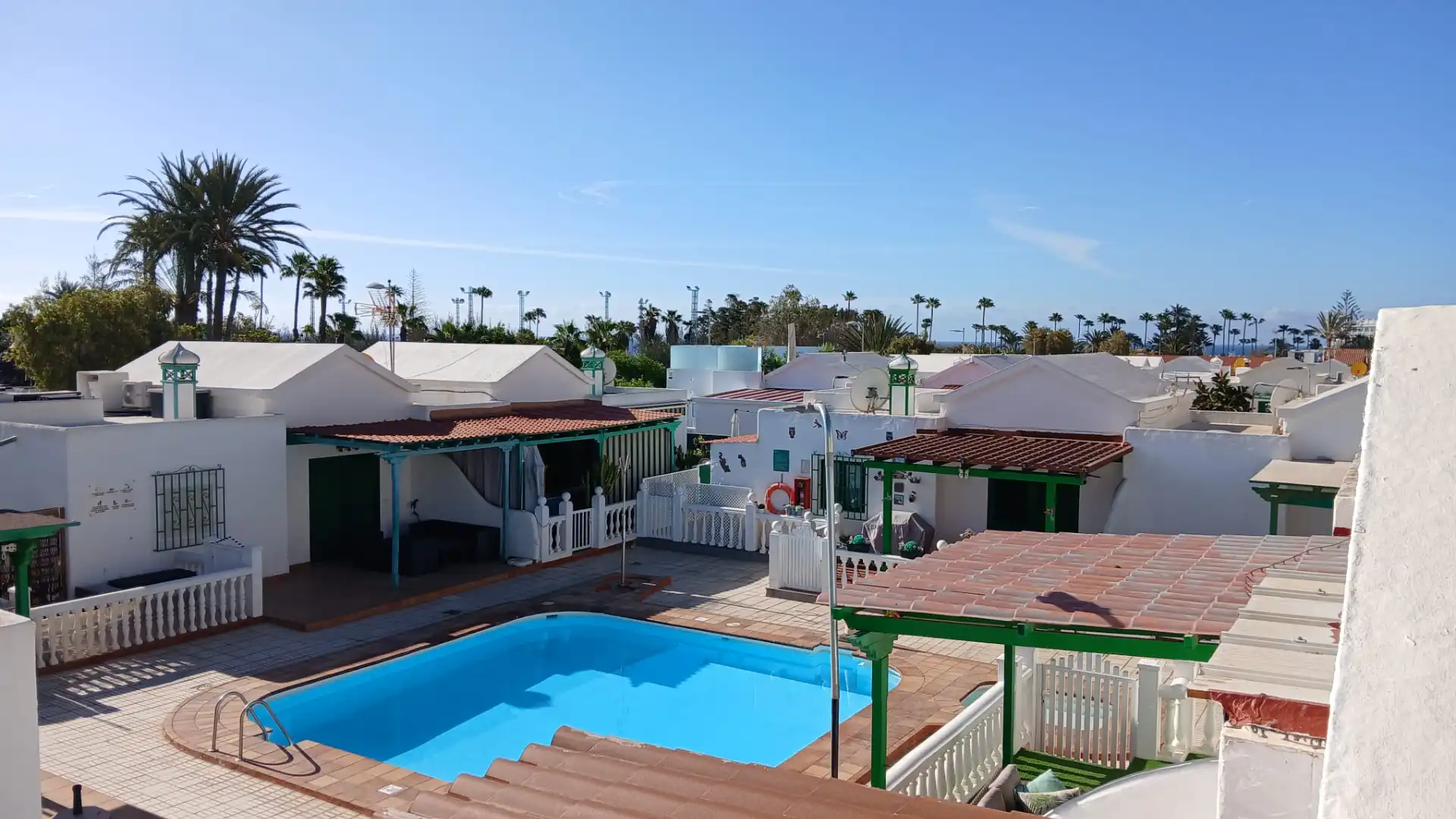 Vista exterior de Casa adosada en venta en San Bartolomé de Tirajana con Jardín privado, Terraza y Piscina comunitaria