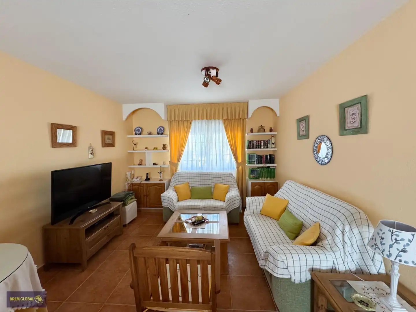Sala d'estar de Casa adosada en venda en La Cabrera amb Calefacció, Jardí privat i Traster