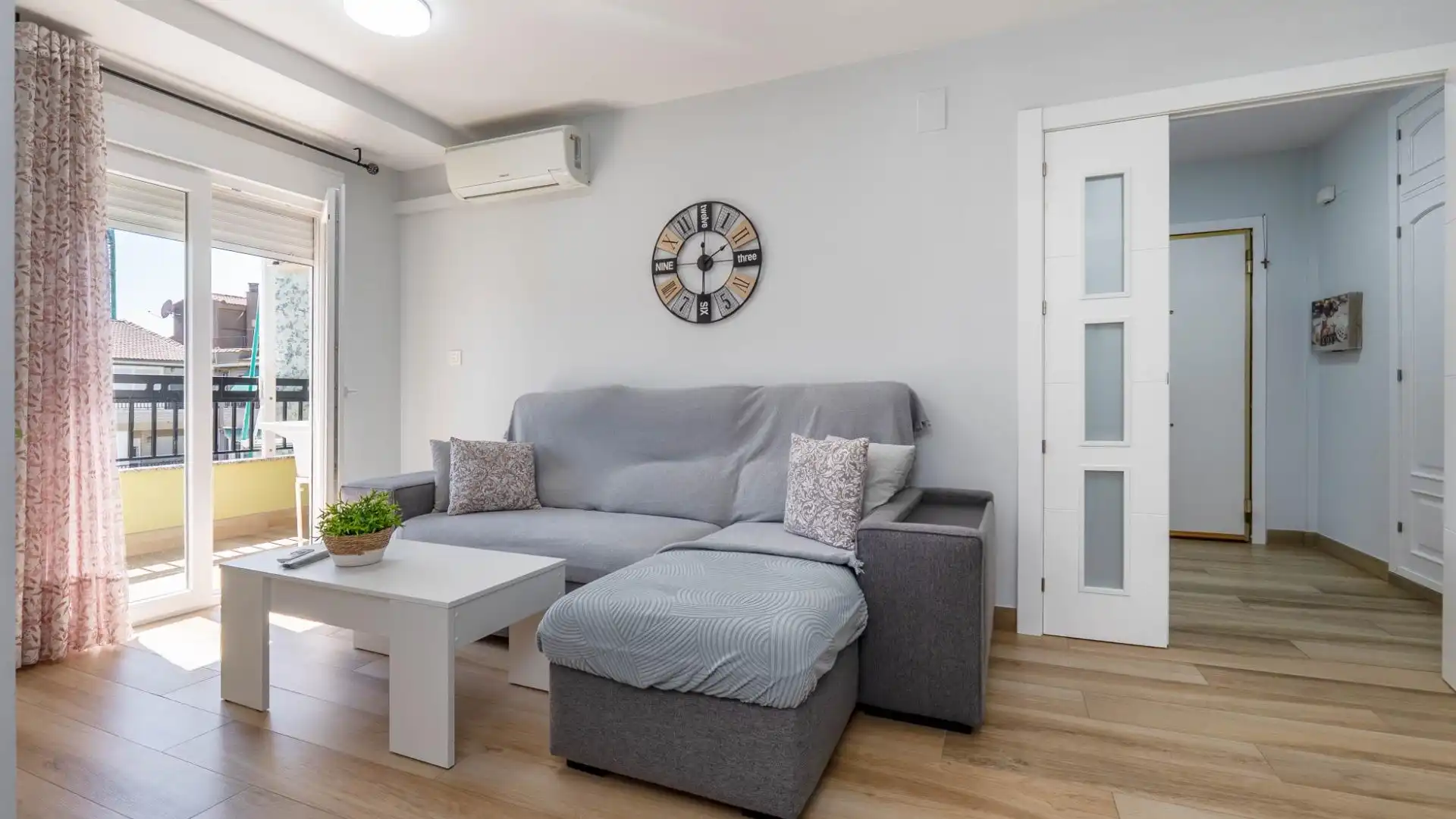 Living room of Attic for sale in  Granada Capital  with Air Conditioner, Terrace and Furnished