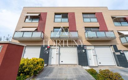 Vista exterior de Casa adosada en venda en Constantí amb Jardí privat