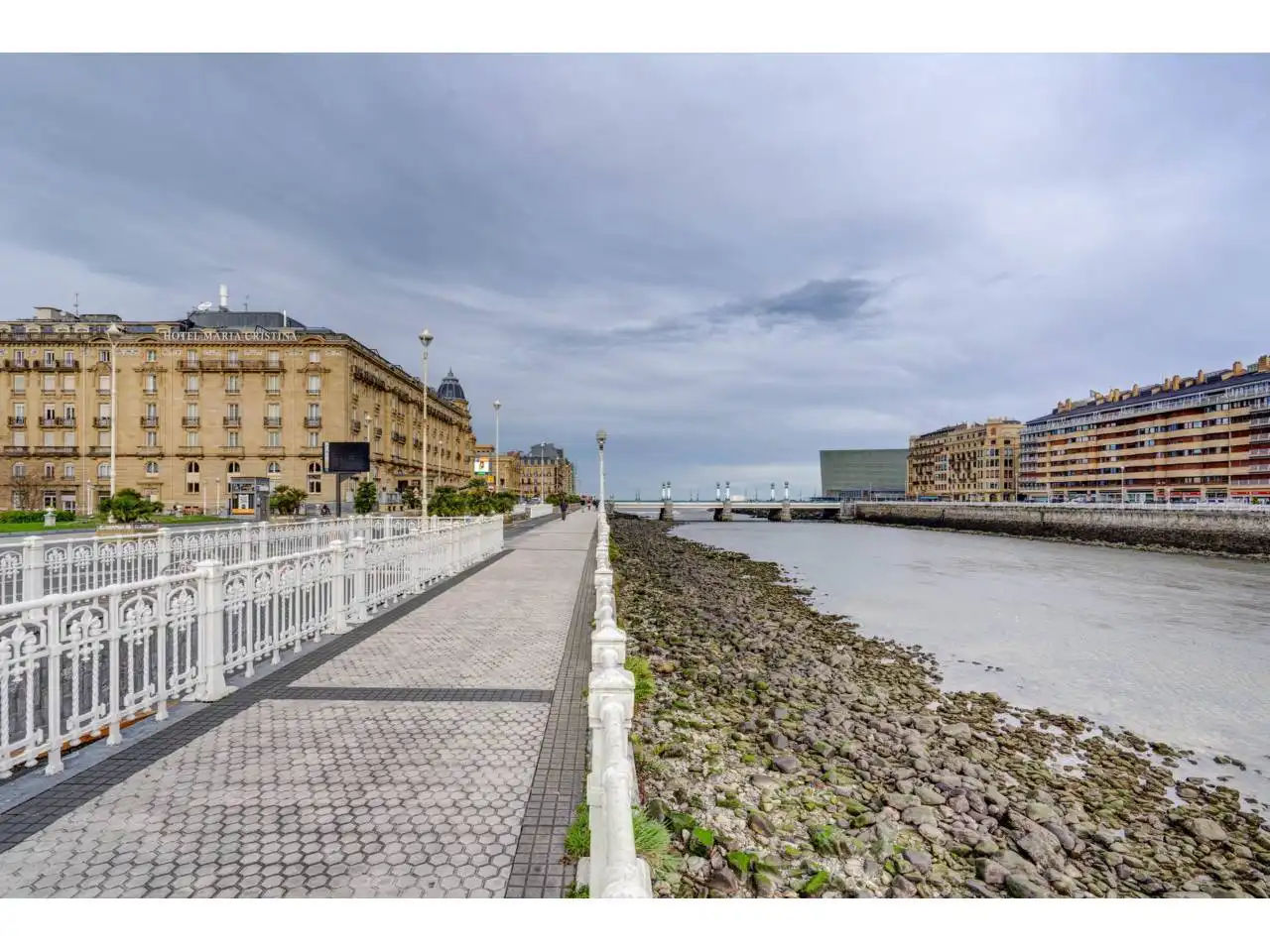 Vista exterior de Oficina en venda en Donostia - San Sebastián  amb Calefacció