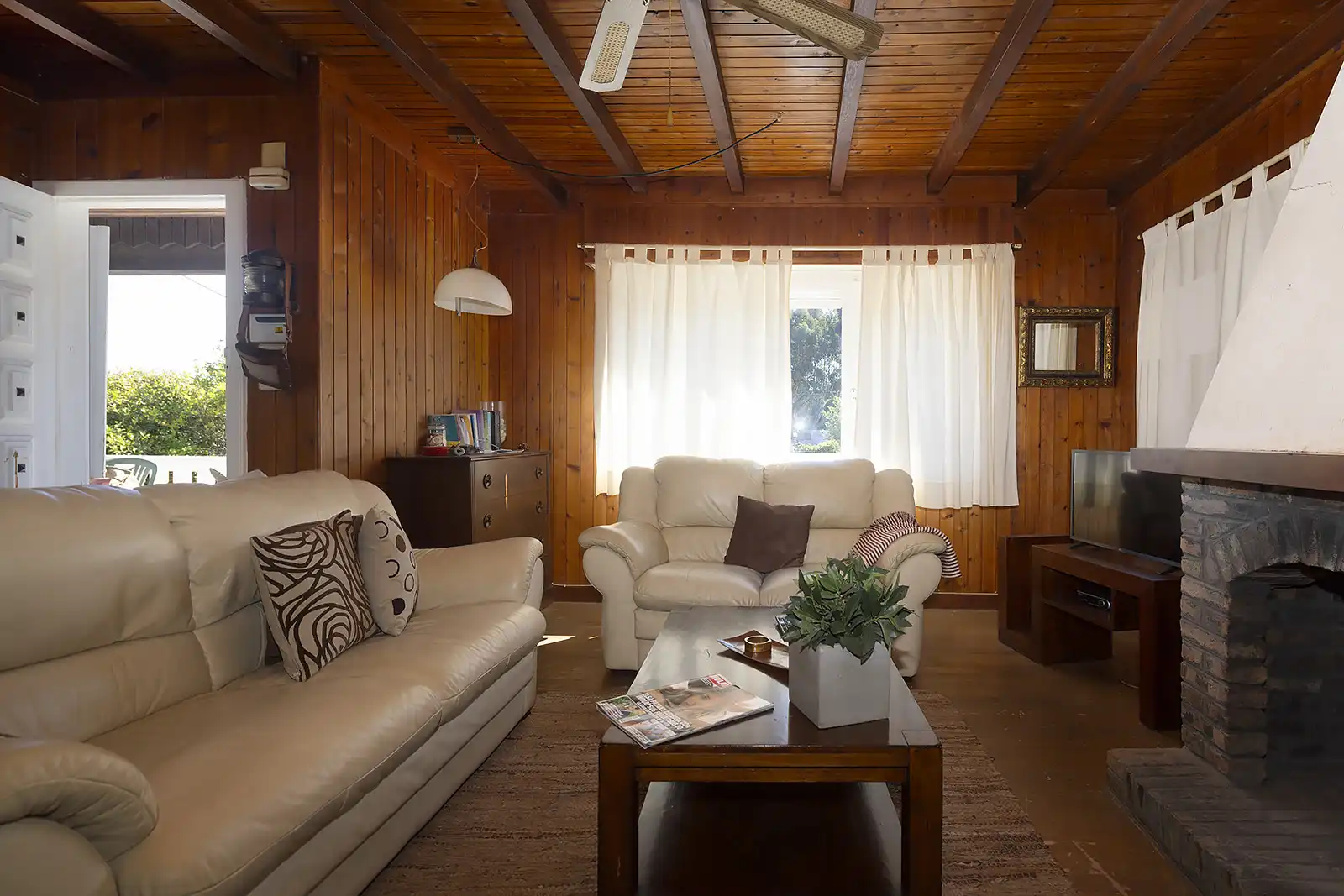 Sala de estar de Casa o chalet en venta en Oleiros con Calefacción, Jardín privado y Piscina
