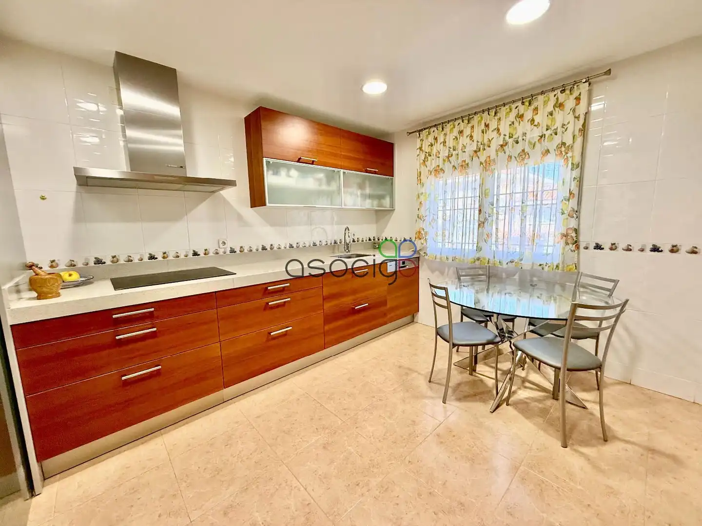 Cocina de Casa adosada en venta en Cabanillas del Campo con Aire acondicionado, Calefacción y Jardín privado