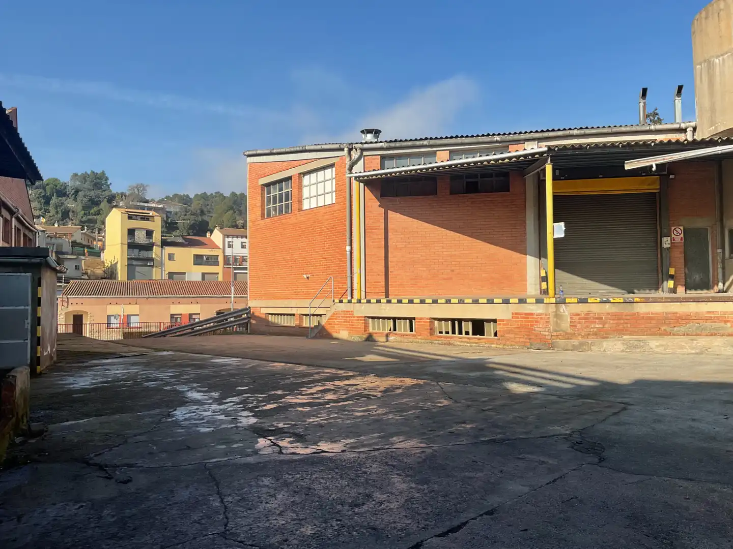 Außenansicht von Fabrikhallen zum Verkauf in Avinyó
