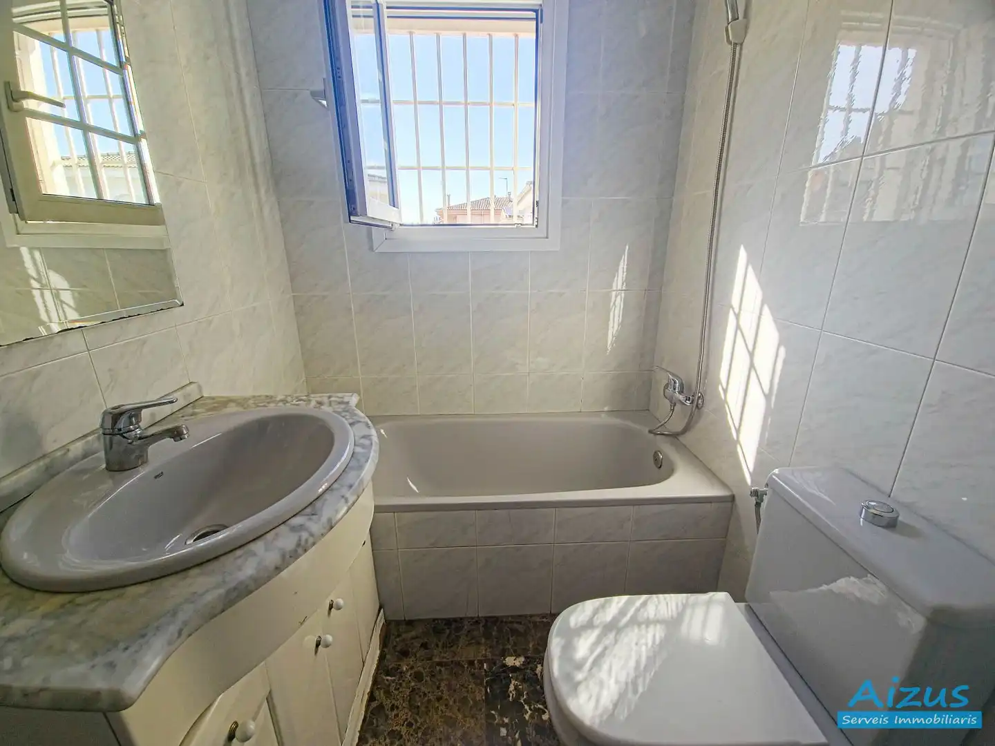 Bany de Casa o xalet en venda en Cerdanyola del Vallès amb Aire condicionat, Calefacció i Jardí privat