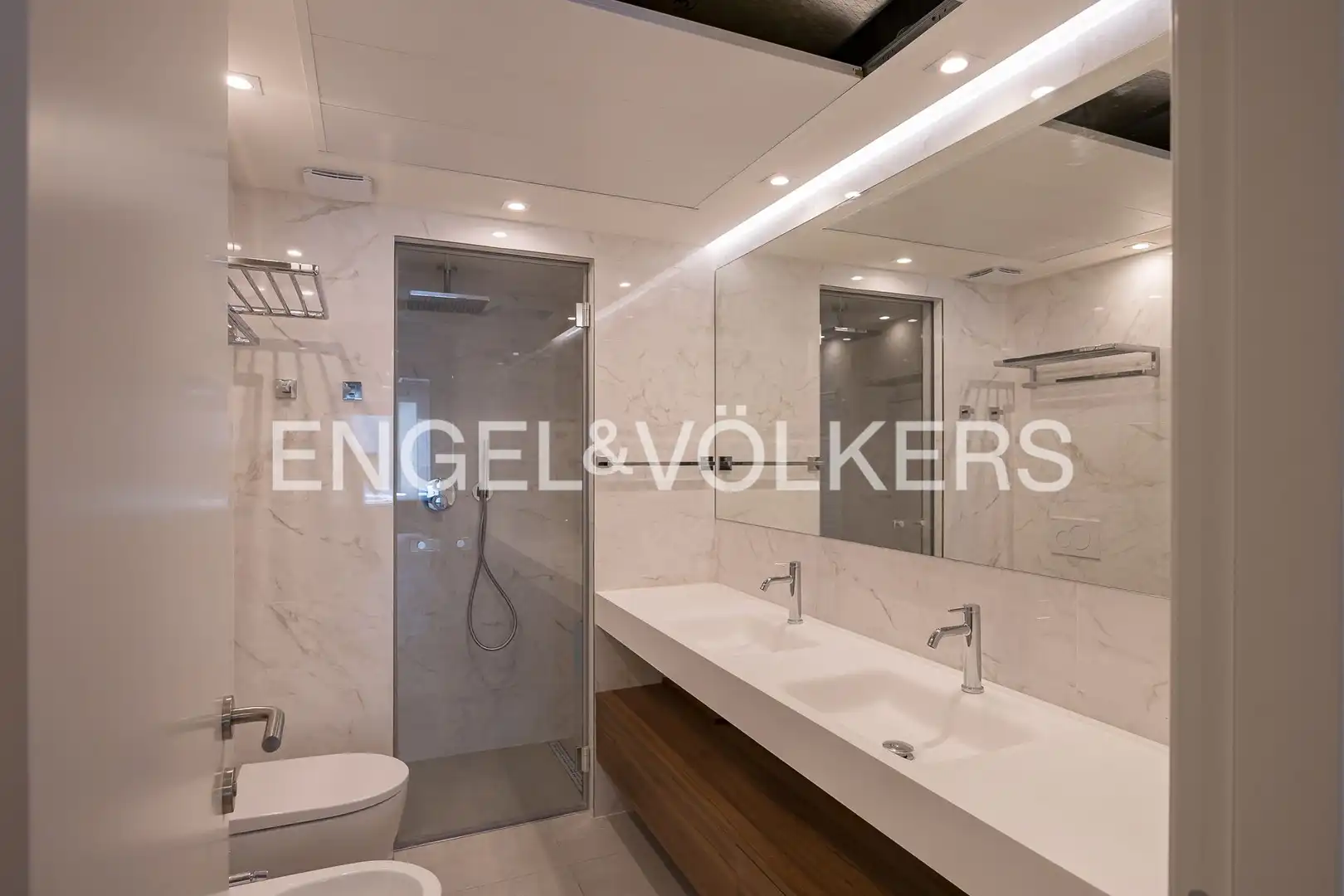 Baño de Piso en venta en Madrid con Aire acondicionado, Calefacción y Jardín privado