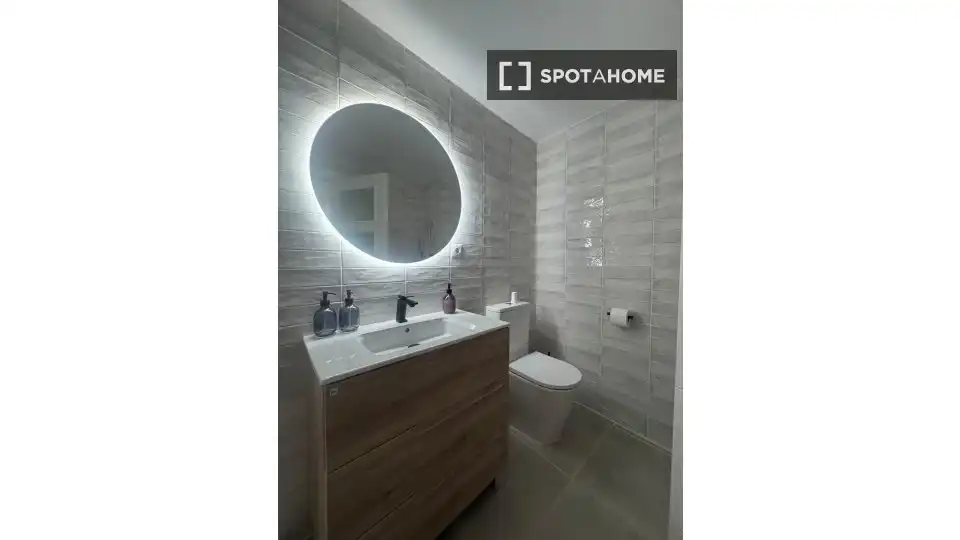 Bathroom of Flat for rent in Madrid  with Air Conditioner, Heating and Furnished