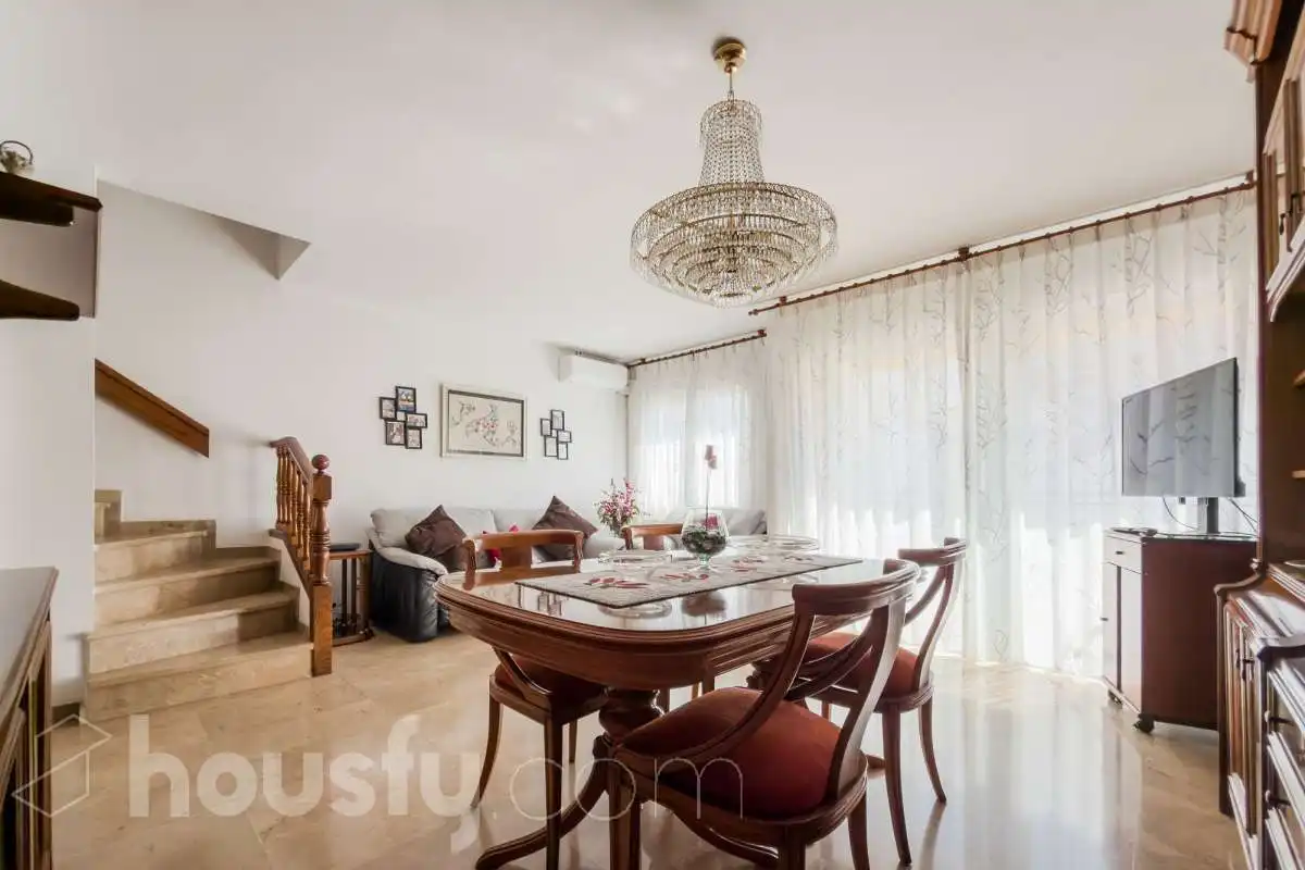 Living room of Houses for sale in Santa Coloma de Gramenet  with Air Conditioner, Heating and Private garden