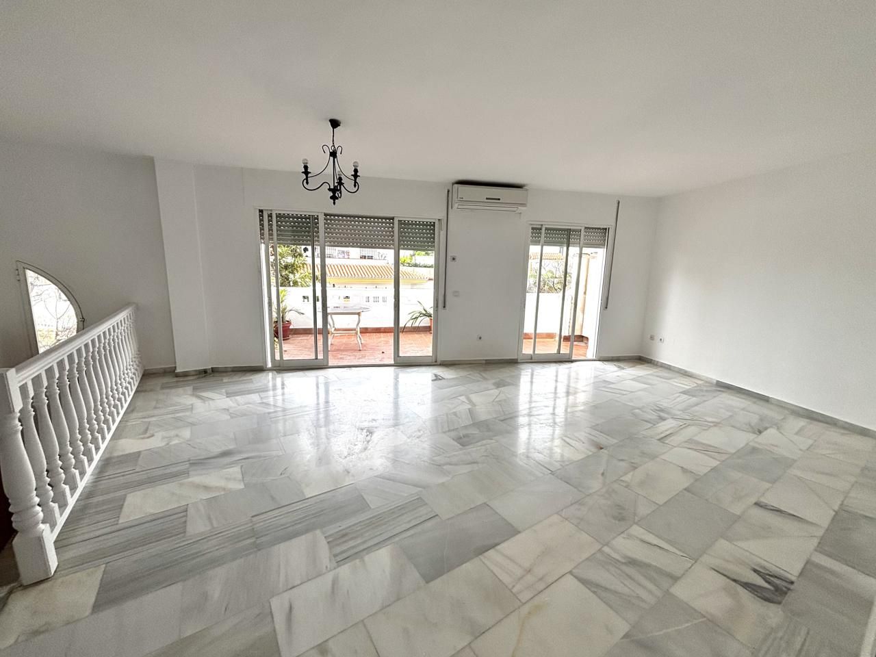 Sala d'estar de Pis de lloguer en Rincón de la Victoria amb Aire condicionat, Terrassa i Piscina comunitària