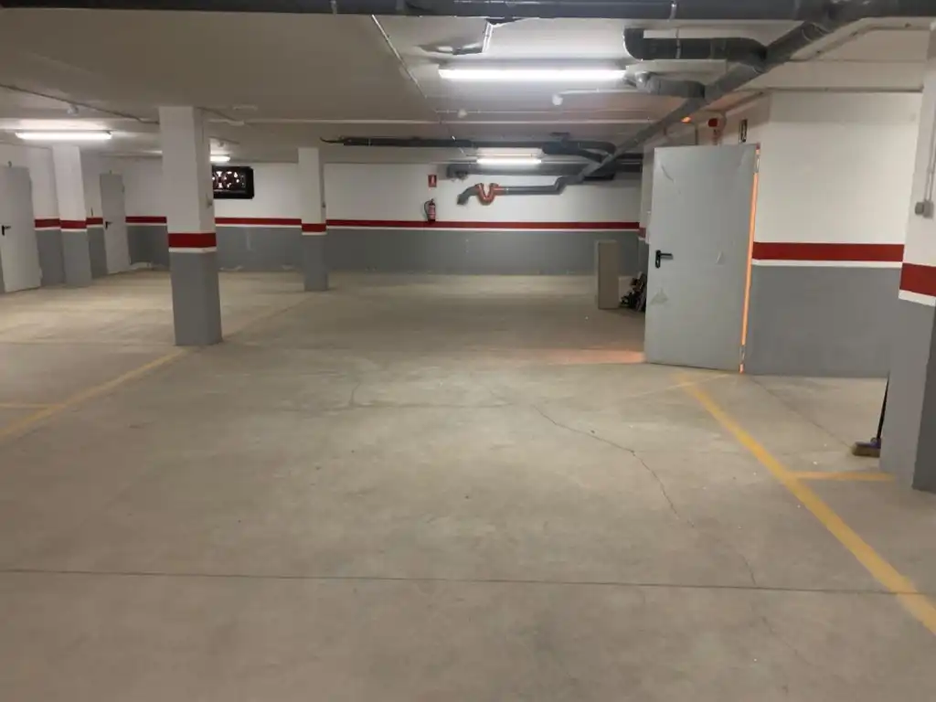 Parkplatz von Garage zum Verkauf in Alp