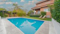 Piscina de Casa o xalet en venda en Villanueva de la Cañada amb Aire condicionat, Terrassa i Piscina