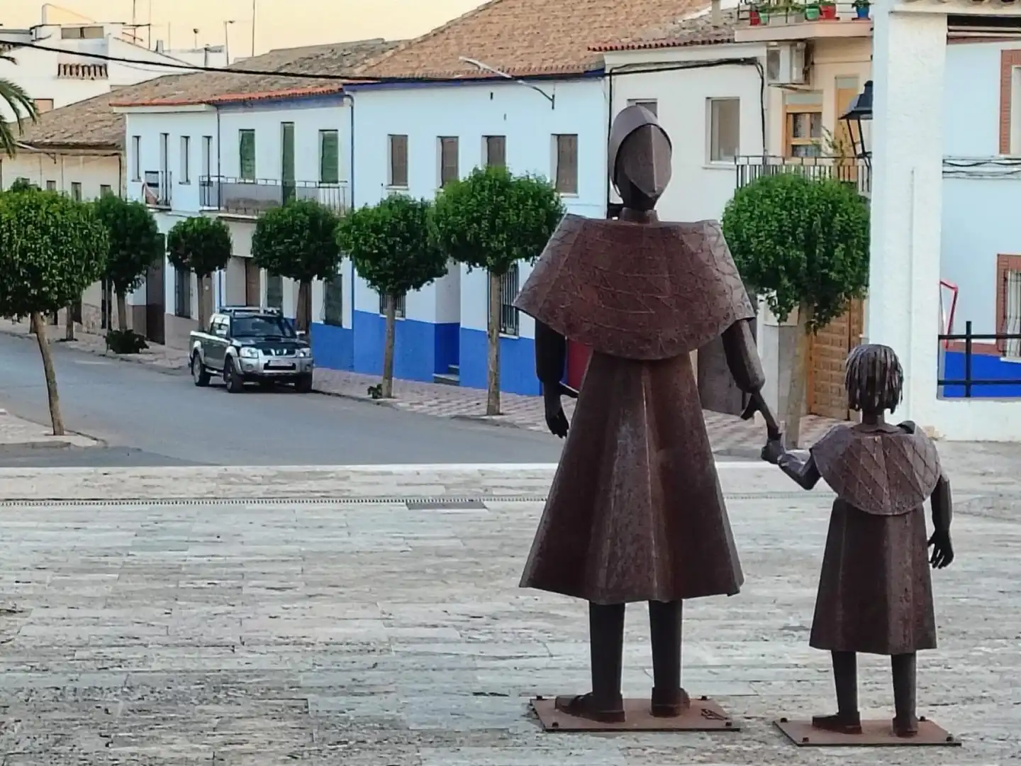 Vista exterior de Casa adosada en venda en Campo de Criptana amb Balcó