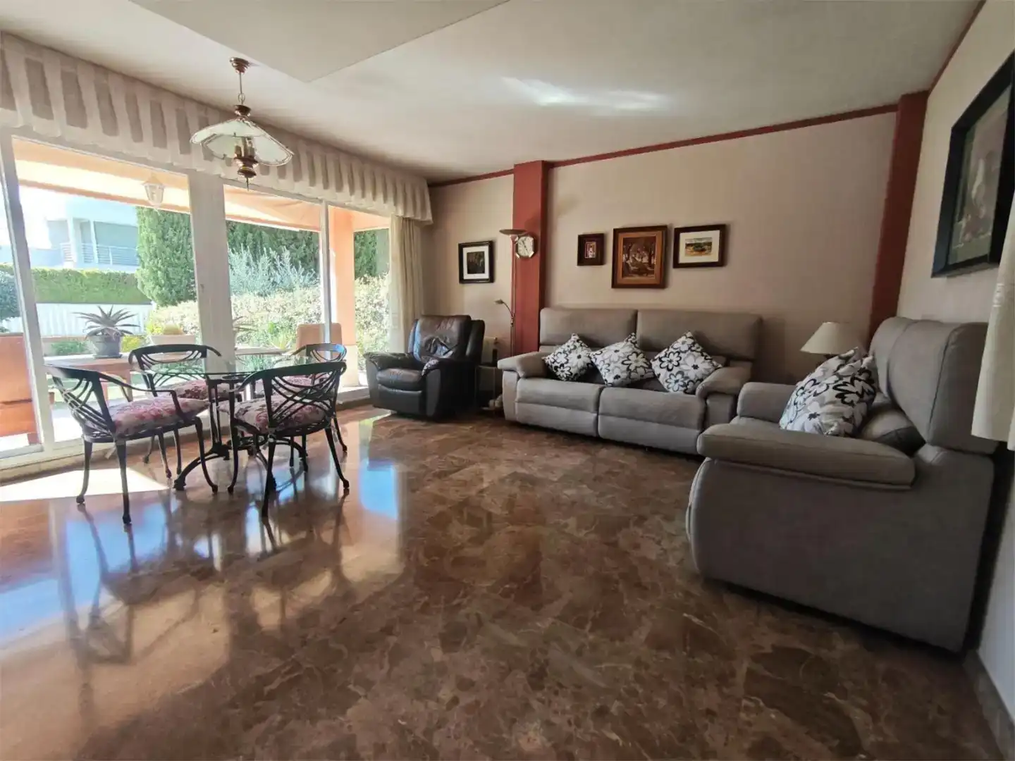 Sala d'estar de Casa o xalet en venda en  Zaragoza Capital amb Aire condicionat, Piscina i Balcó