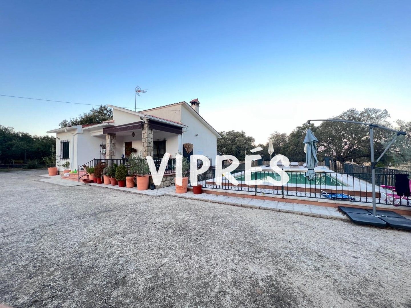 Vista exterior de Casa o xalet en venda en Casar de Cáceres amb Aire condicionat, Calefacció i Piscina