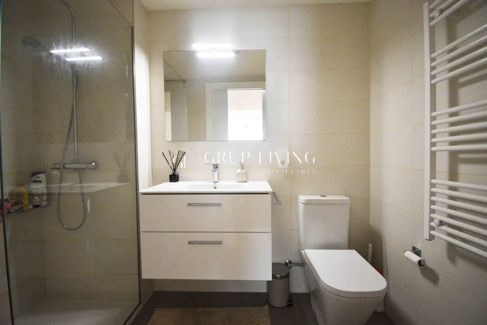 Badezimmer von Wohnung zur Miete in Sitges mit Heizung, Privatgarten und Parkett