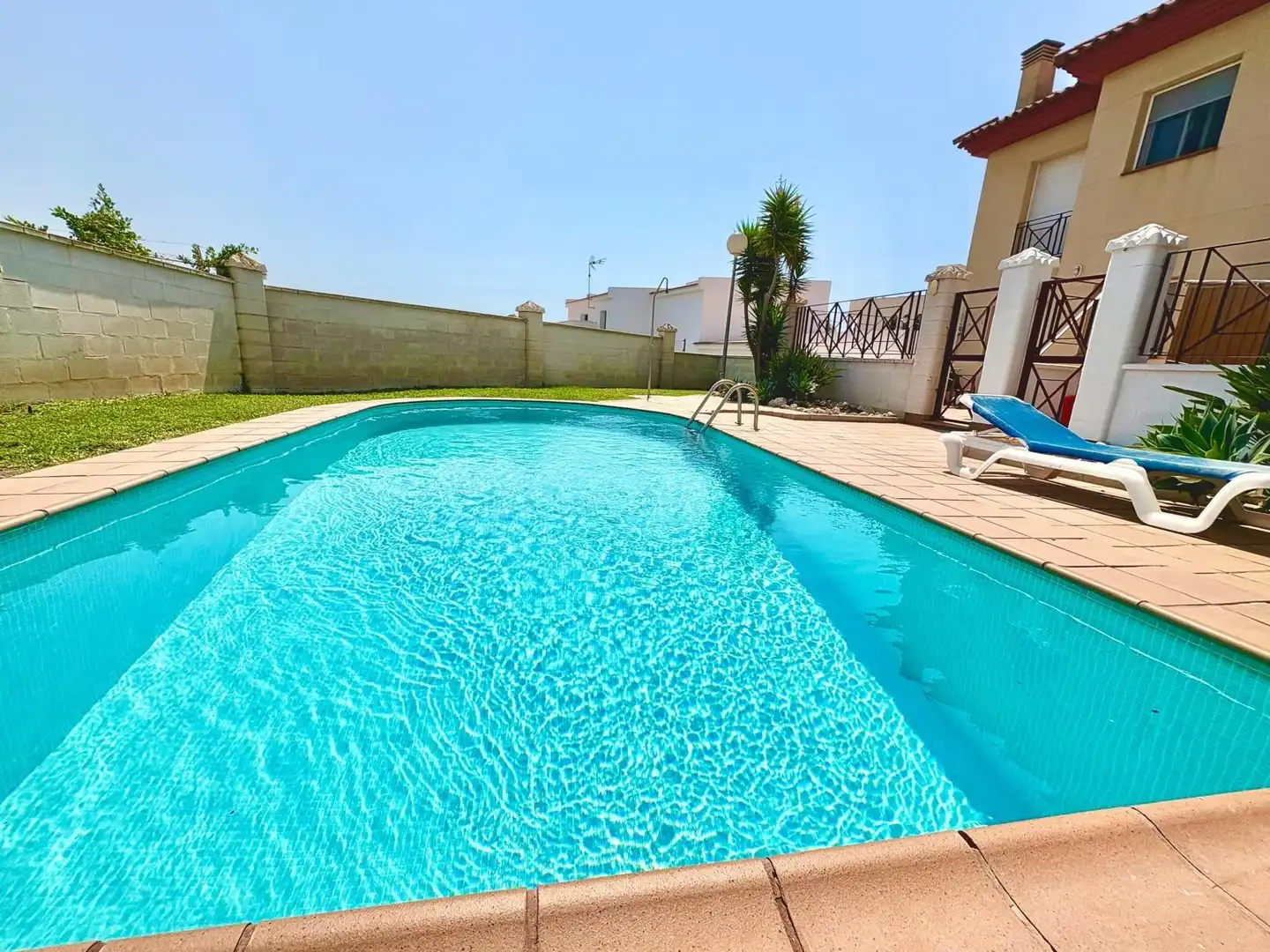 Piscina de Casa adosada en venda en Vélez-Málaga amb Aire condicionat, Jardí privat i Terrassa