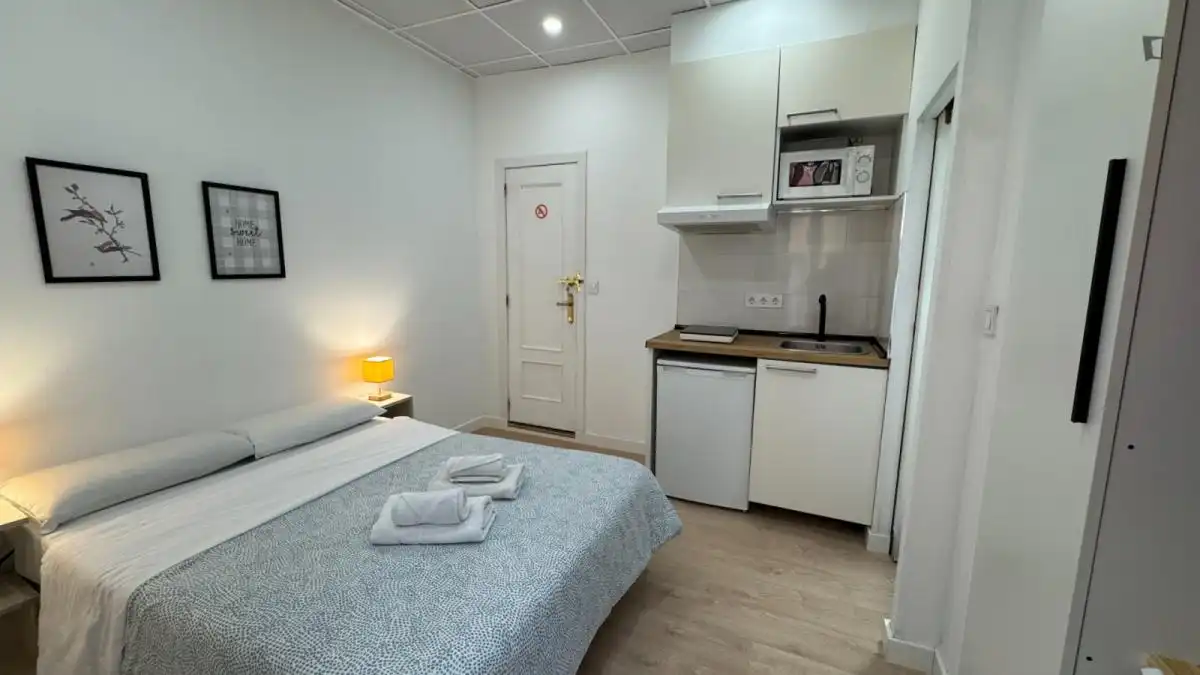 Schlafzimmer von Wohnung zur Miete in Madrid mit Klimaanlage, Heizung und Möbliert
