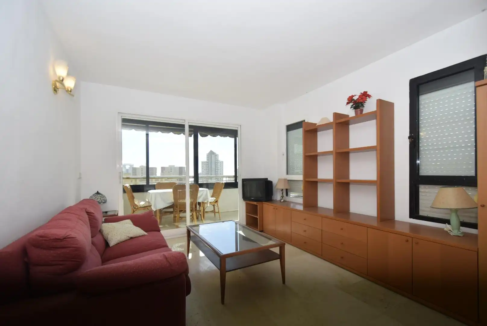 Sala de estar de Apartamento en venta en Benidorm con Amueblado y Piscina comunitaria