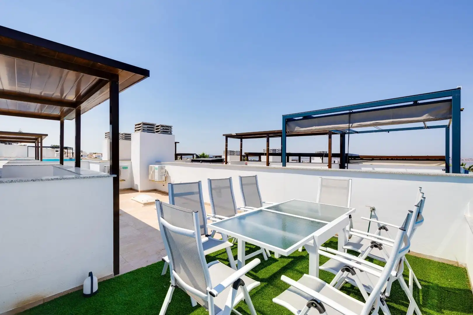 Terrasse von Einfamilien-Reihenhaus zum Verkauf in Torrevieja mit Klimaanlage, Heizung und Terrasse