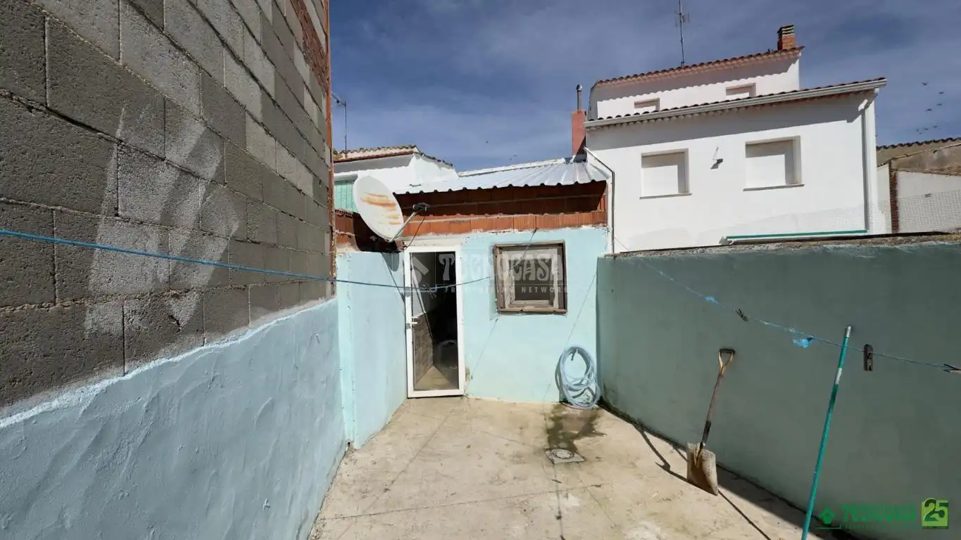 Vista exterior de Casa adosada en venta en Puebla de Almenara con Calefacción y Amueblado
