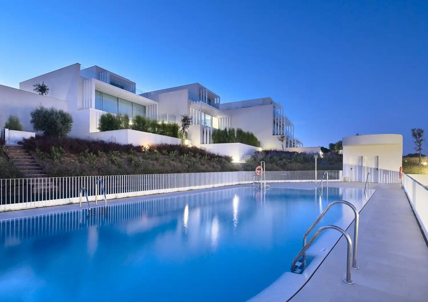 Piscina de Casa adosada en venta en Sotogrande con Calefacción, Terraza y Jacuzzi