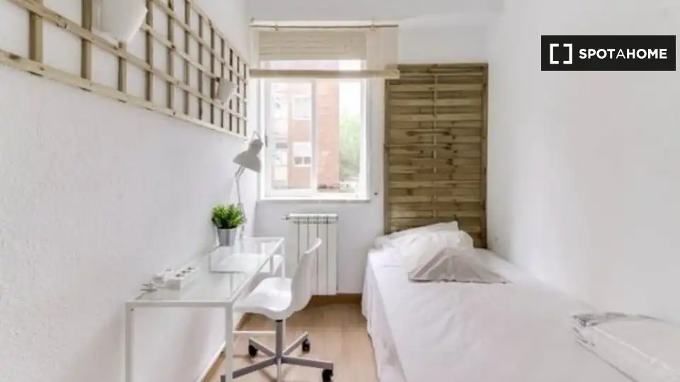 Habitación de Piso de alquiler en Madrid con Aire acondicionado, Calefacción y Amueblado