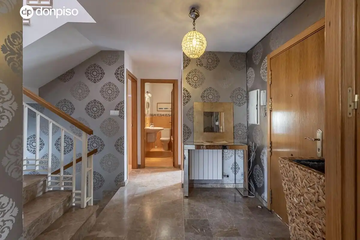 Casa adosada en venta en Jun con Calefacción, Terraza y Trastero