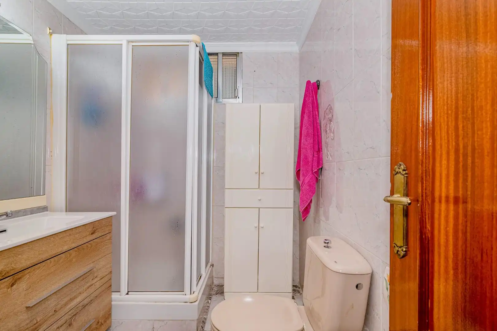 Bathroom of Flat for sale in Granada  with Air Conditioner, Terrace and Storage room