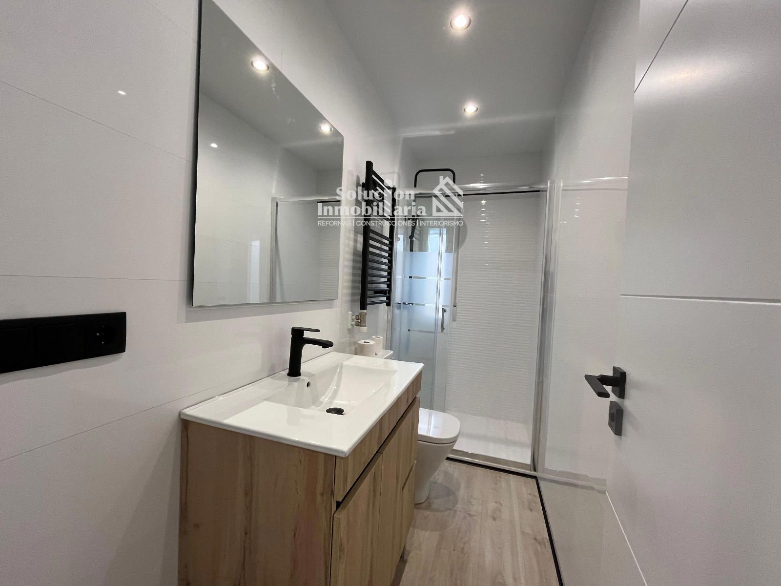 Bathroom of Flat for sale in Salamanca Capital  with Heating, Terrace and Storage room