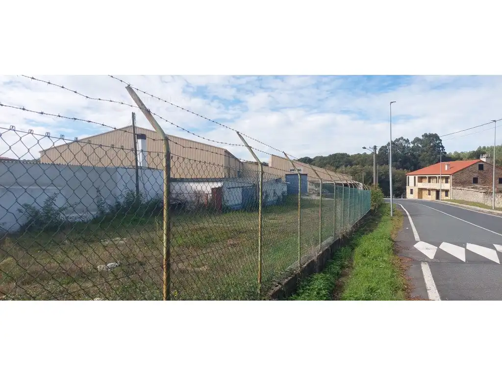 Außenansicht von Fabrikhallen zur Miete in Silleda