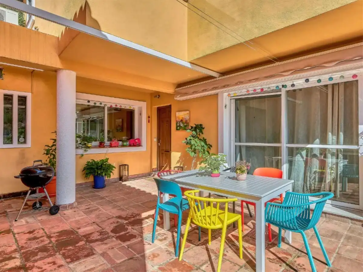 Terrasse von Einfamilien-Reihenhaus zum Verkauf in Benalmádena mit Klimaanlage, Heizung und Privatgarten