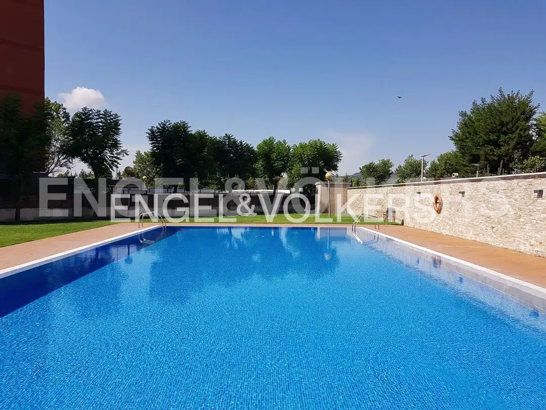 Piscina de Ático en venta en Sant Joan Despí con Aire acondicionado, Calefacción y Parquet