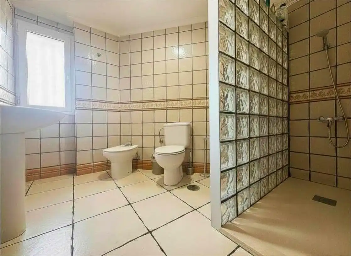 Badezimmer von Wohnung zum Verkauf in Tarifa mit Abstellraum und Alarm