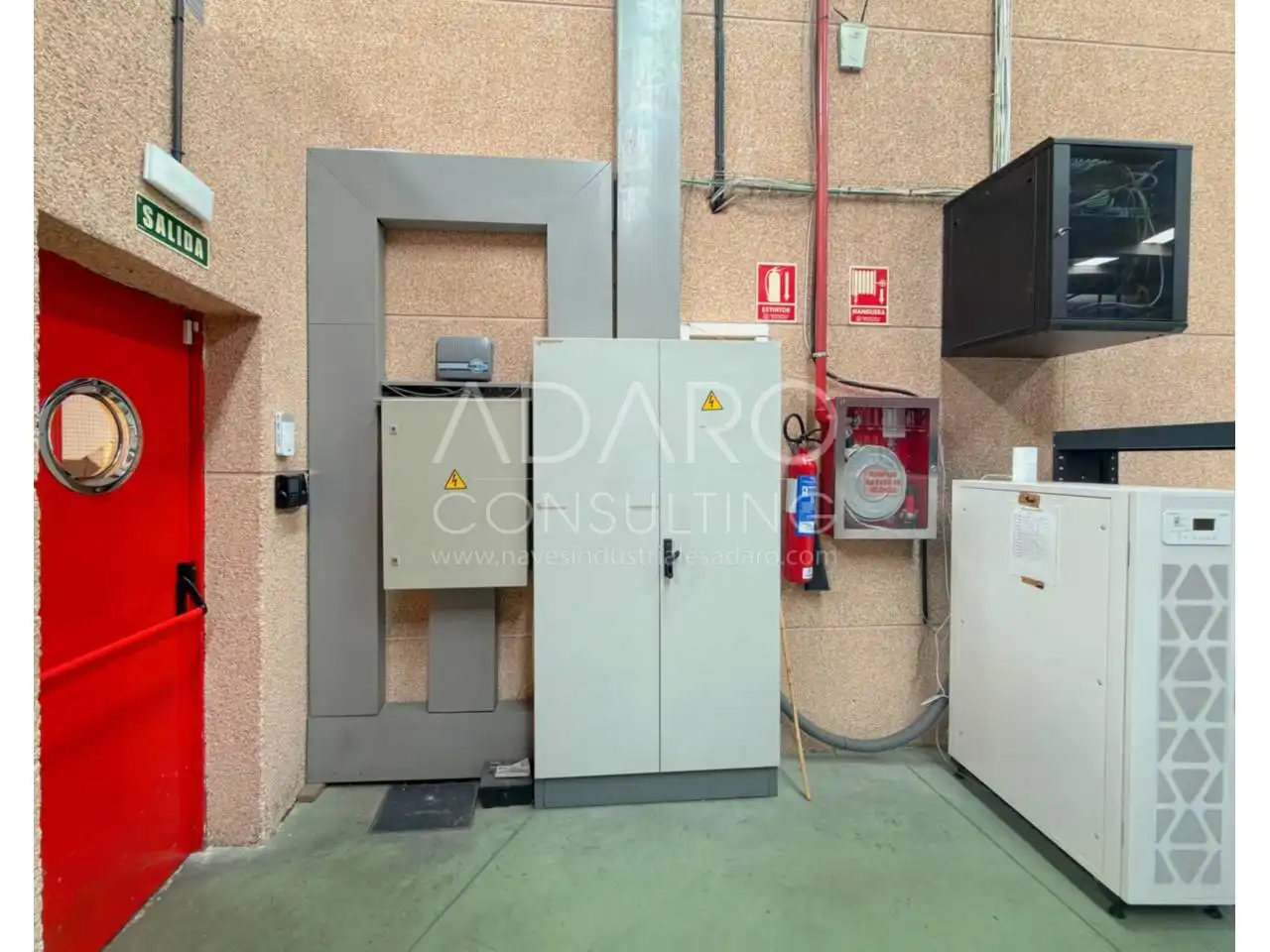 Aparcament de Nau industrial en venda en Boadilla del Monte amb Calefacció