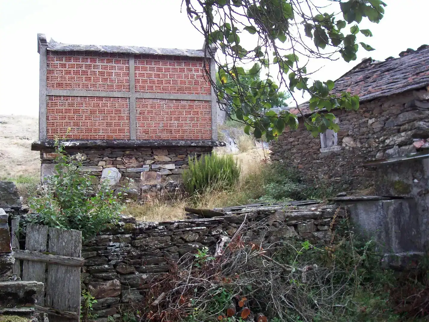 Außenansicht von Wohnung zum Verkauf in Paradela mit Privatgarten und Abstellraum