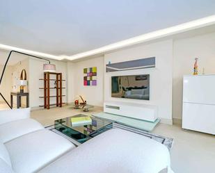 Sala d'estar de Apartament en venda en Marbella amb Aire condicionat i Terrassa