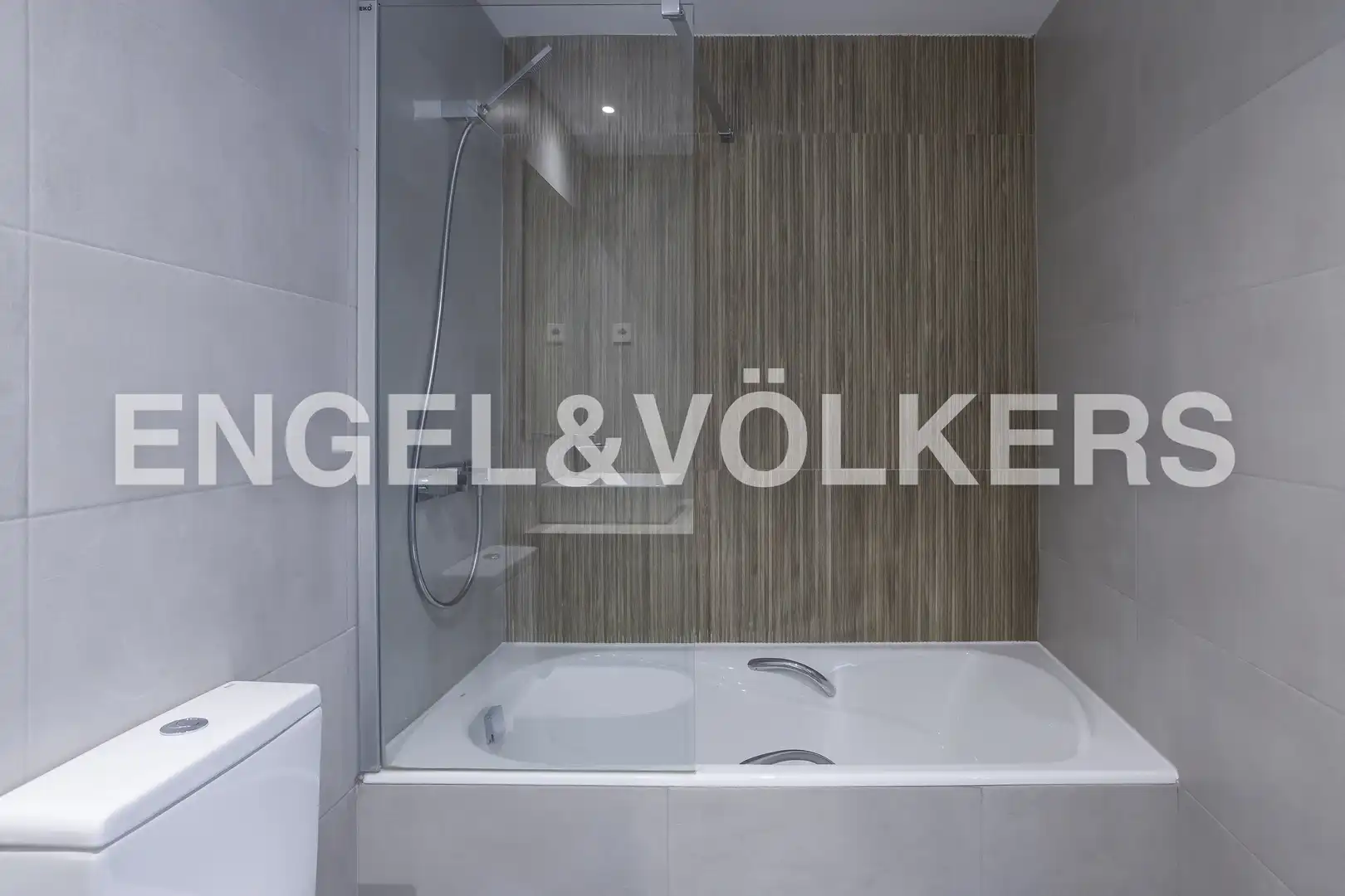 Bathroom of Flat for rent in Madrid  with Heating and Swimming Pool